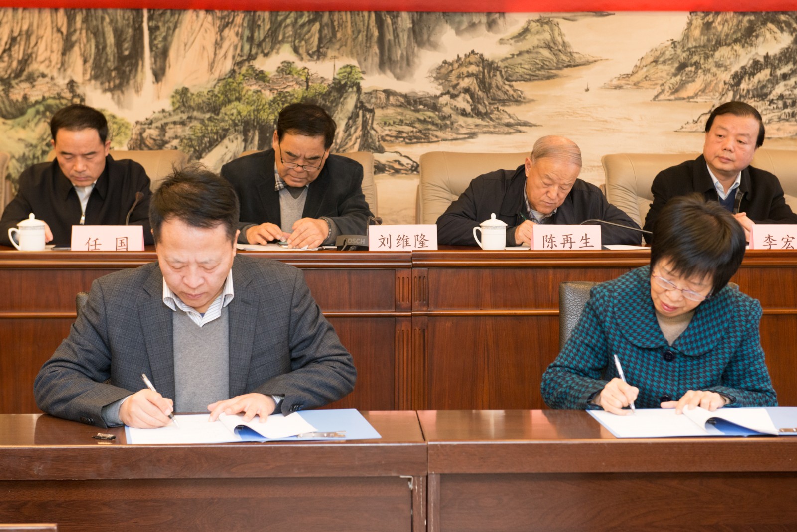 2亚星yaxin集团与省慈善协会签署项目捐赠协议。。。。。.jpg
